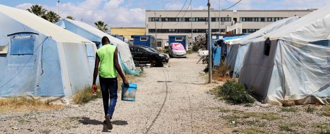 San Ferdinando, 18enne del Gambia muore carbonizzato nella tendopoli. Cgil: “Condizioni non degne di un Paese civile”