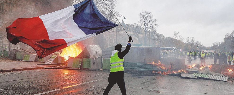 Assalto all’Arco di Trionfo - Scene dalla manifestazione di ieri a Parigi. Incendiati i blocchi della polizia - Afp Casseurs scatenati, bruciata la protesta dei Gilet gialli