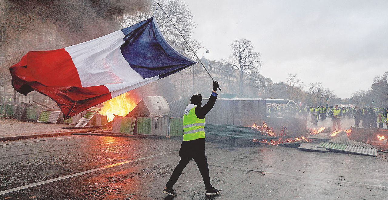 Assalto all’Arco di Trionfo - Scene dalla manifestazione di ieri a Parigi. Incendiati i blocchi della polizia - Afp Casseurs scatenati, bruciata la protesta dei Gilet gialli