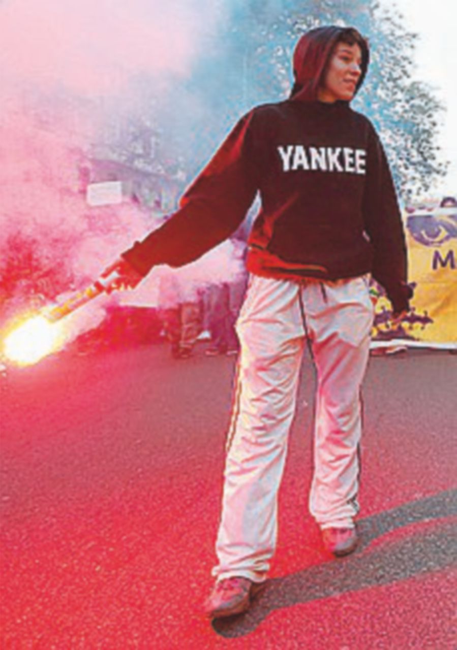 Migliaia manifestano contro Salvini. E lui: “Bacioni ai kompagni”