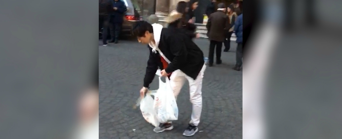 Copertina di “Napoli non merita questo”. La lezione di civiltà dello studente giapponese che raccoglie i mozziconi di sigaretta