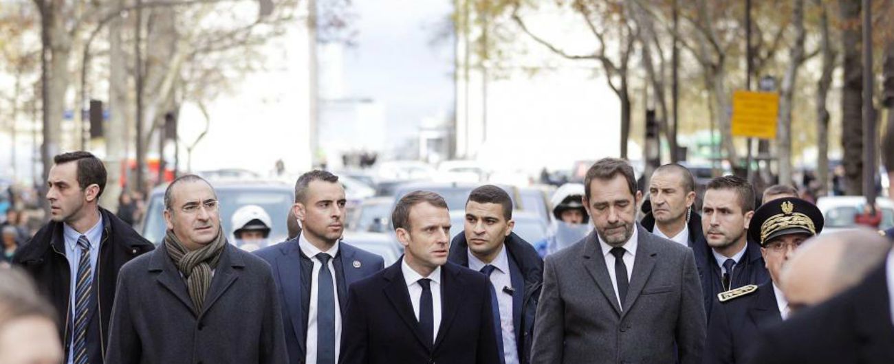 Gilet gialli, Macron all’Arco di Trionfo dopo le proteste. E chiede al premier di ricevere i portavoce del movimento
