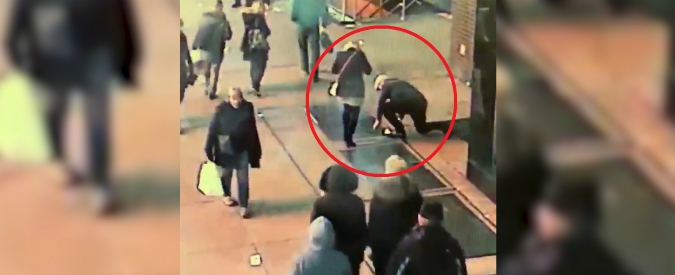 Copertina di “Mi vuoi sposare?”, lei accetta ma lui fa cadere l’anello nel tombino: la proposta più maldestra di sempre ha un lieto fine