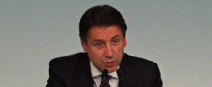 Copertina di Manovra, Conte: “Deficit sotto al 2%? Non sto lavorando per questo”. Poi legge una poesia, ma non replica a Boccia