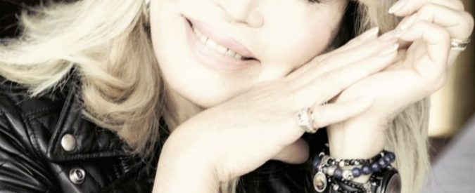 Amanda Lear su Barbara D’Urso: “Gli italiani? La guardano in tv illuminata come la Madonna e non pensano alla crisi”