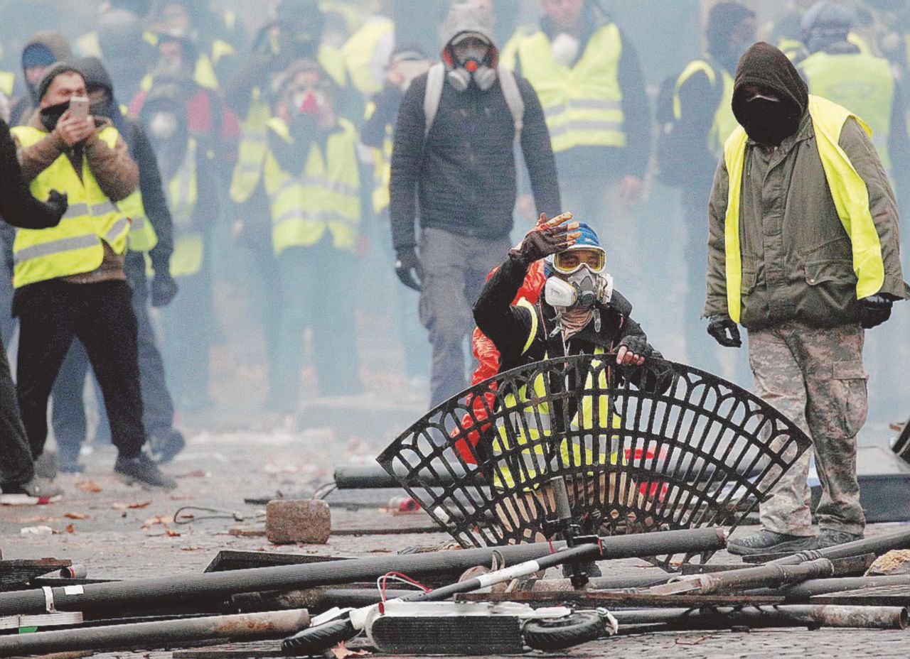 Copertina di I Gilet gialli si spaccano: i duri minacciano gli altri