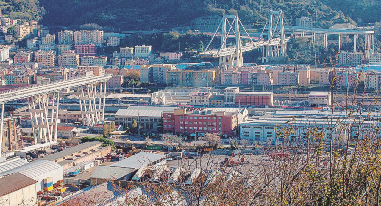 Copertina di Morandi, lavori in ritardo: i rimpalli delle colpe