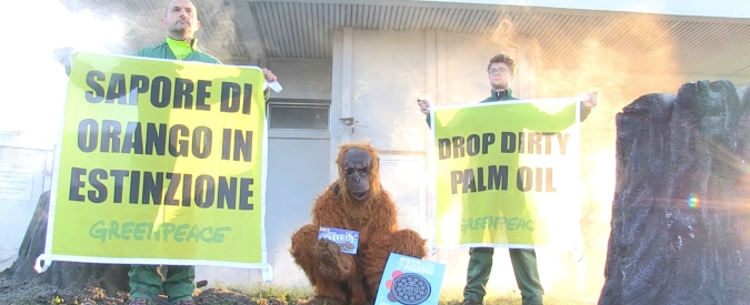Copertina di Greenpeace, blitz davanti allo stabilimento Mondelēz: “Stop alla deforestazione per l’olio di palma”