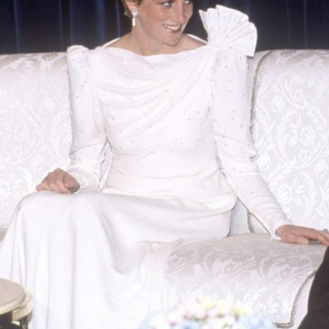 Compra un abito usato, poi scopre che era di Lady Diana: sarà venduto all’asta per 112mila euro