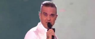Copertina di Robbie Williams e i Take That di nuovo insieme sul palco della finale di X Factor UK