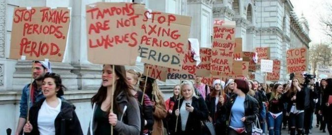 Tampon Tax, assorbenti e pannolini (ma non i rasoi) restano beni di lusso. Salta riduzione Iva: è tra le più alte del mondo