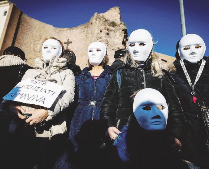 In piazza - Almaviva è un gigante dei servizi di call center. Una delle proteste - Ansa I licenziati Almaviva tra sentenze copia-e-incolla e governo inerte