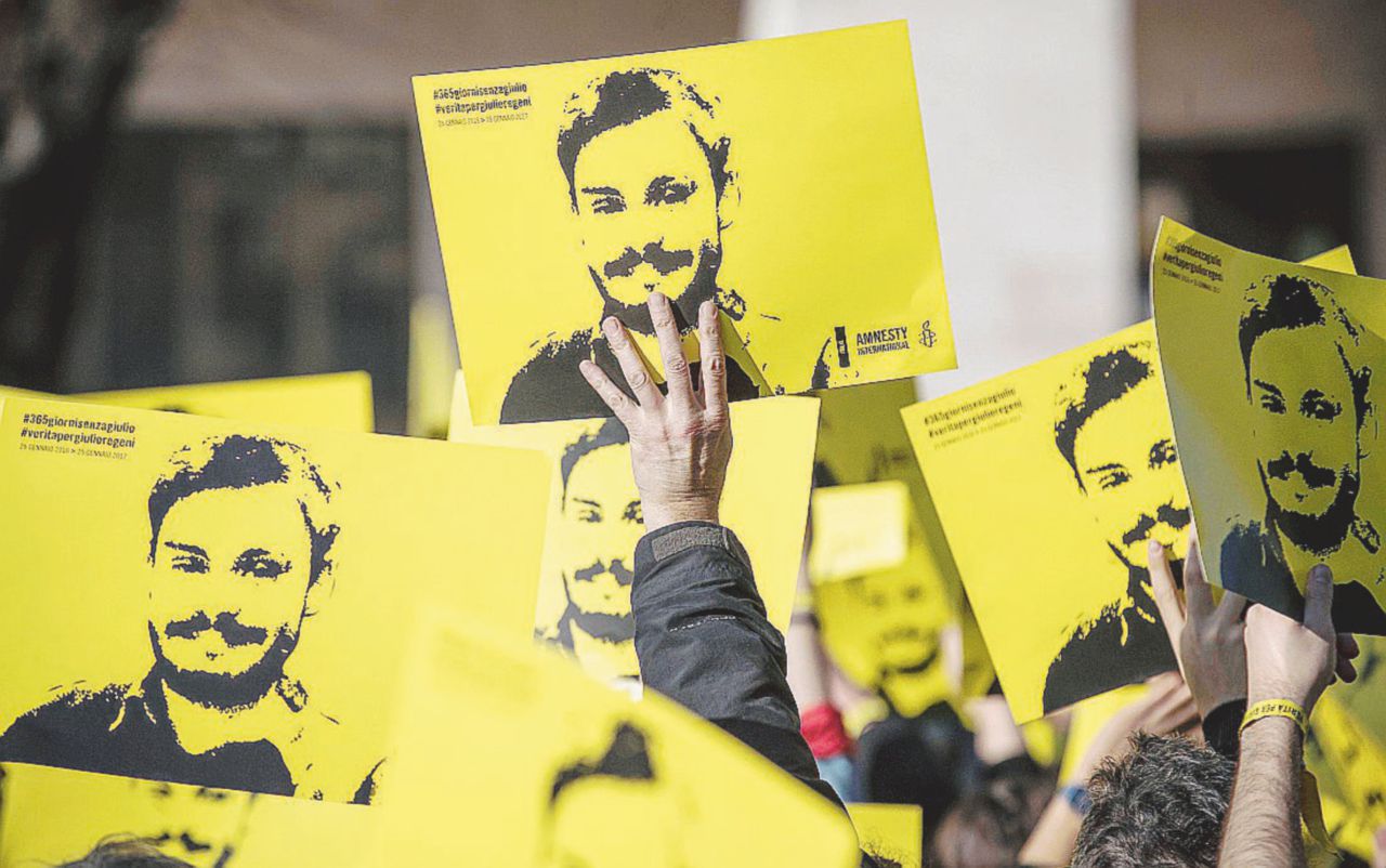 Copertina di Regeni, 5 indagati. “E in Egitto ancora turture e abusi”