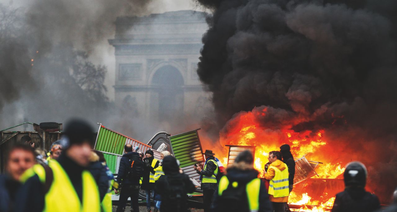 Copertina di Macron cede ai gilet gialli. L’austerity è meno forte