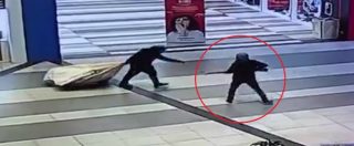 Copertina di Foggia, minuti di panico al centro commerciale Grandapulia: svaligiano la gioielleria coi fucili, persone in fuga nei negozi