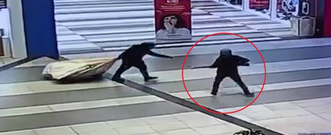 Copertina di Foggia, minuti di panico al centro commerciale Grandapulia: svaligiano la gioielleria coi fucili, persone in fuga nei negozi