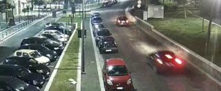 Copertina di Pozzuoli, folle gara d’auto tra giovani in centro: a 100 km/h investe e uccide una persona, 21enne arrestato. Il video