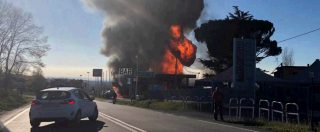 Copertina di Salaria, esplode autocisterna in stazione di servizio vicino a Rieti: 2 morti, uno è vigile del fuoco. Diciassette feriti, 6 gravi