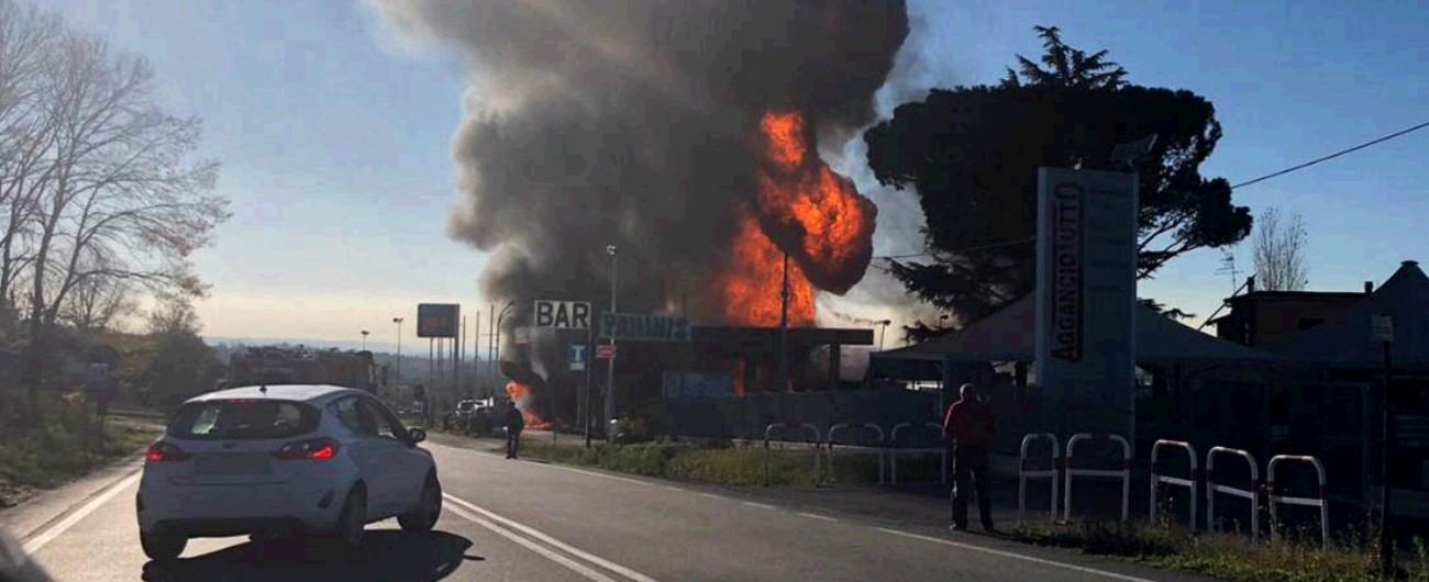 Copertina di Salaria, esplode autocisterna in stazione di servizio vicino a Rieti: 2 morti, uno è vigile del fuoco. Diciassette feriti, 6 gravi