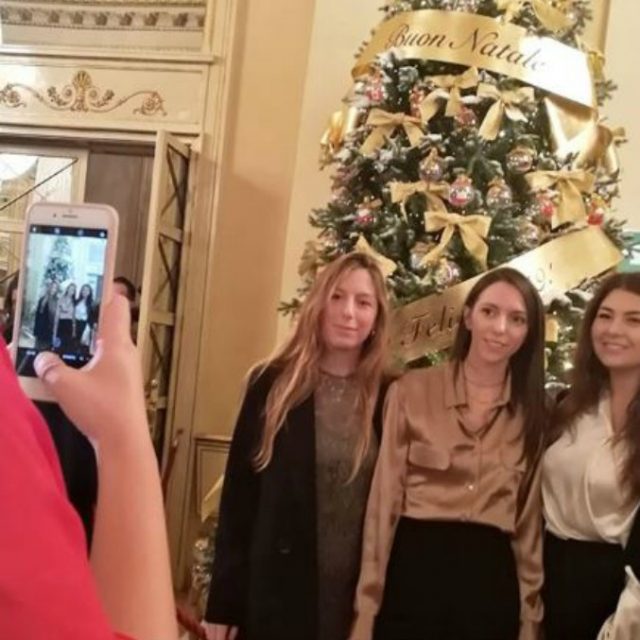 Teatro alla Scala, alla Primina per i giovani trionfo dell’Attila tra selfie nel foyer e storie su Instagram (ma per l’inno tutti in piedi)