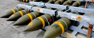 Copertina di Armi ai sauditi, ok alla mozione Lega-M5s per lo stop all’export di bombe e missili. Pd e Leu astenuti: “Perché altre armi no?”