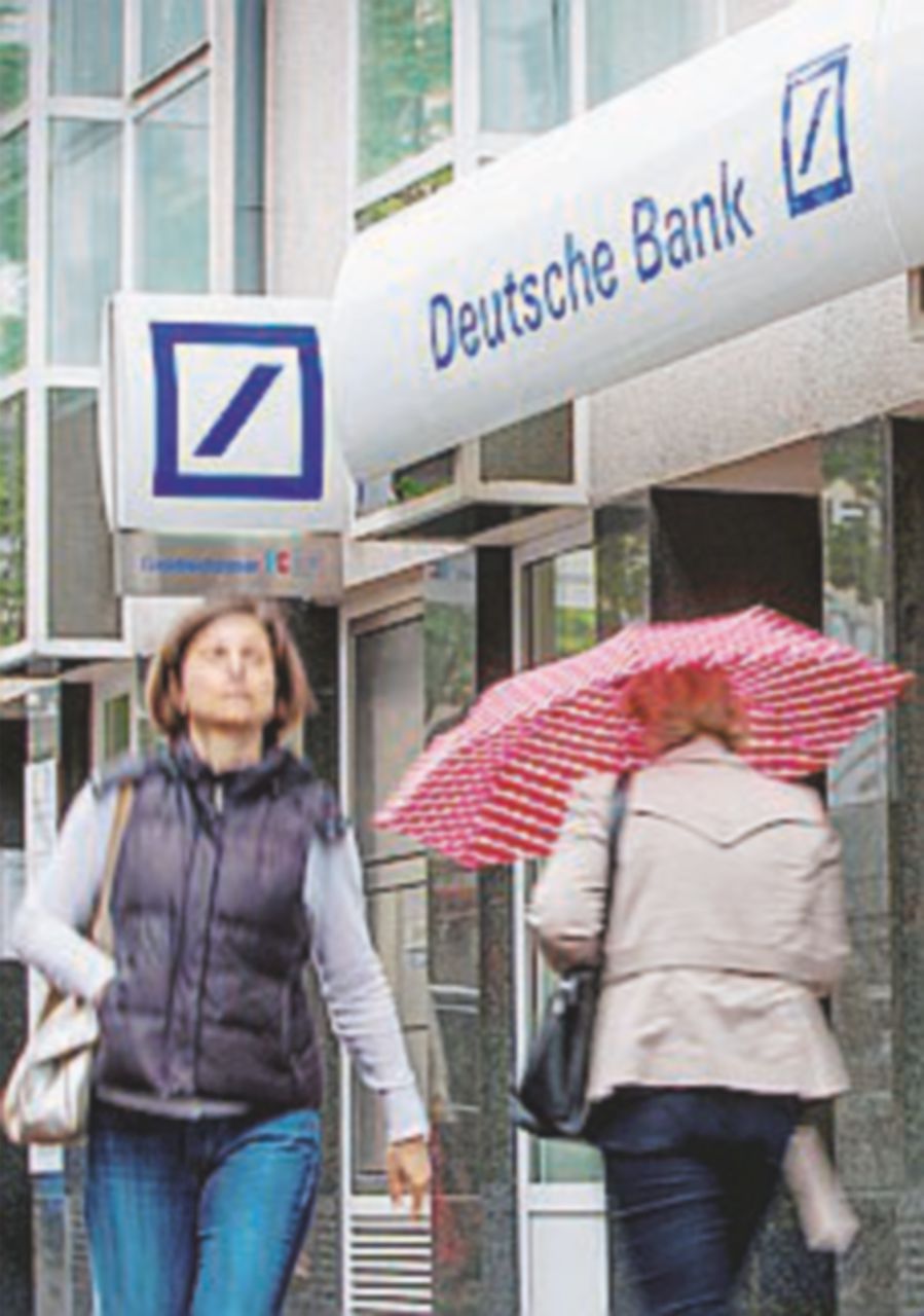 Copertina di Deutsche bank ancora nei guai: titolo mai così in basso
