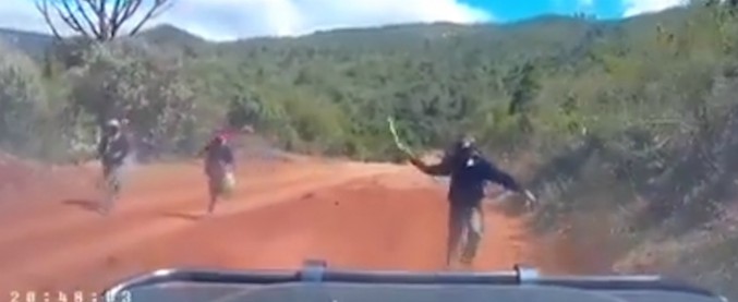 Copertina di Machete e pistola, i banditi kenioti attaccano la coppia di americani: ecco come sono riusciti a salvarsi
