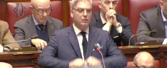 Copertina di Manovra, il gesto di Mollicone (FdI) contro la legge di Bilancio: “Questo è l’unico modo per emendarla”