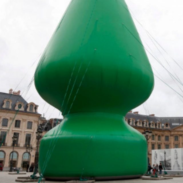 “Se noi abbiamo “spelacchio” i francesi hanno “suppostacchio”: i social sbeffeggiano il presunto albero di Natale-dildo di Parigi ma la notizia è fake