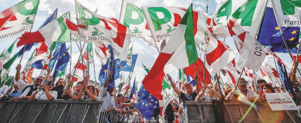 Renzi gioca a sfasciare tutto. E stavolta molla anche i suoi Renzi gioca a sfasciare tutto. E stavolta molla anche i suoi