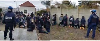 Copertina di Studenti in ginocchio con le mani sulle nuca e contro un muro: la polizia francese armata interviene così in un liceo