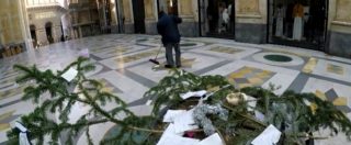 Copertina di Napoli, tagliano l’albero di Natale e lo portano via col motorino: l’abete rubato dalla Galleria anche quest’anno