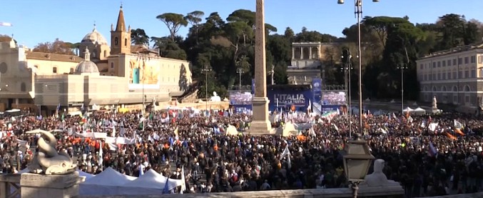 Copertina di Lega, le immagini di piazza del Popolo dall’alto. Salvini: “Minuto di silenzio per le vittime di Corinaldo”