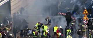Copertina di Parigi, tafferugli e cariche della polizia alla manifestazione dei gilet gialli. Gas lacrimogeni sugli Champs-Elysee