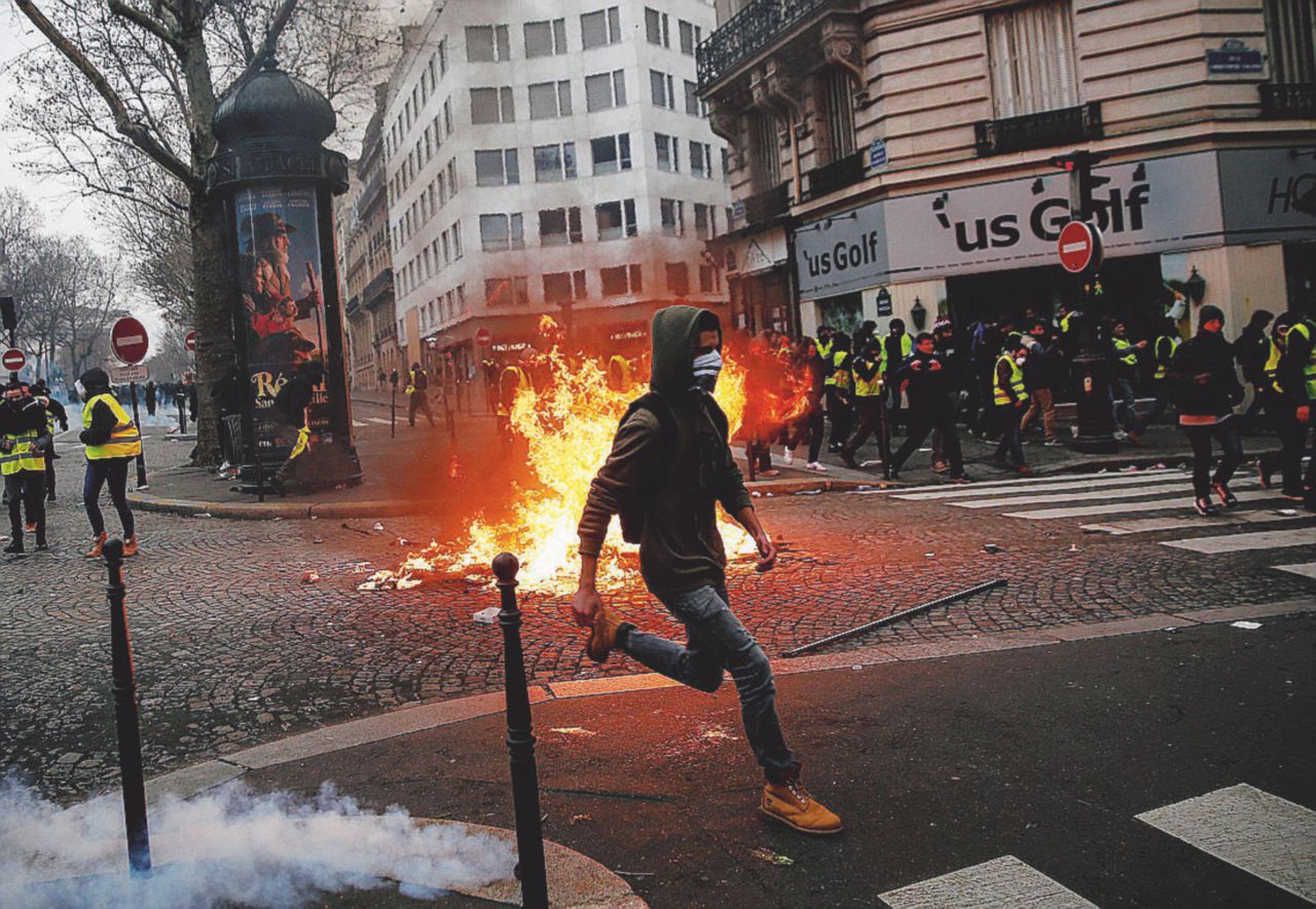 Copertina di “Macron dimissioni!”. I Gilet gialli: “In strada fino a Natale”