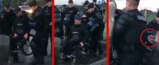 Copertina di Gilet gialli, poliziotti francesi fermano un disabile e lo fanno cadere dalla carrozzina. Il video diffuso dai manifestanti