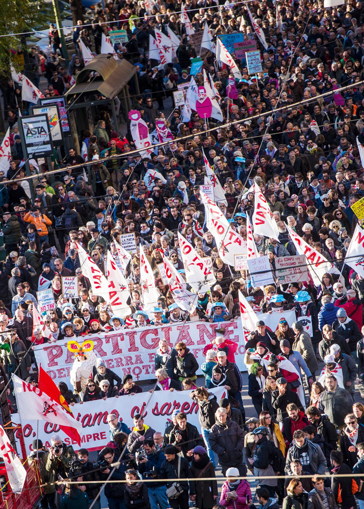 In Edicola sul Fatto Quotidiano del 9 dicembre: La piazza No Tav batte tutti.  60 mila a Torino, il doppio dei Sì Tav