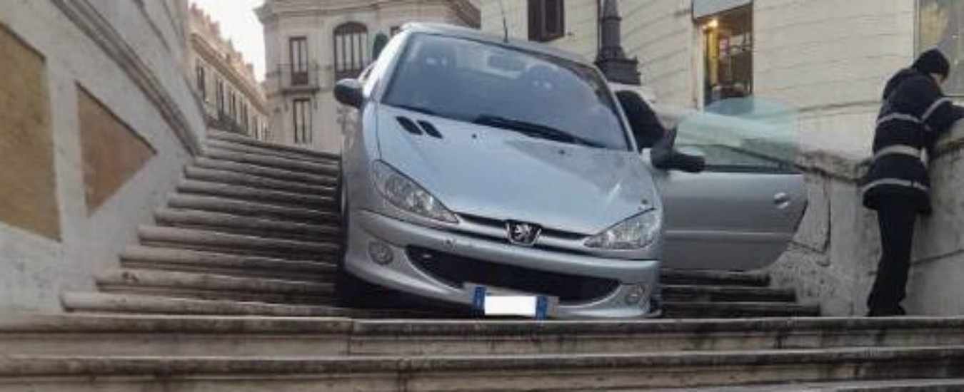 Roma, ubriaco finisce con l’auto sulla scalinata di Trinità dei Monti: denunciato