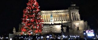 Copertina di Roma, Spelacchio è tornato e questa volta è anche parlante. Acceso l’albero di Natale in piazza Venezia