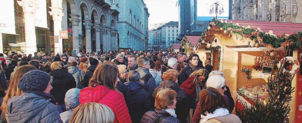 Tra Duomo e Galleria - Folla in fila ai mercatini di Natale per le strade del centro di Milano - LaPresse Basta un mercatino di Natale per capire la nuova povertà