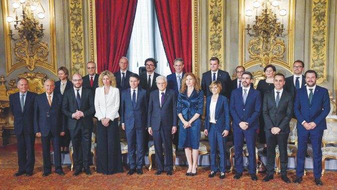 Giuramento al Quirinale - Il 1° giugno scorso il presidente della Repubblica Sergio Mattarella con il premier Conte e i suoi ministri - Ansa Sei mesi di Salvimaio: luci e ombre