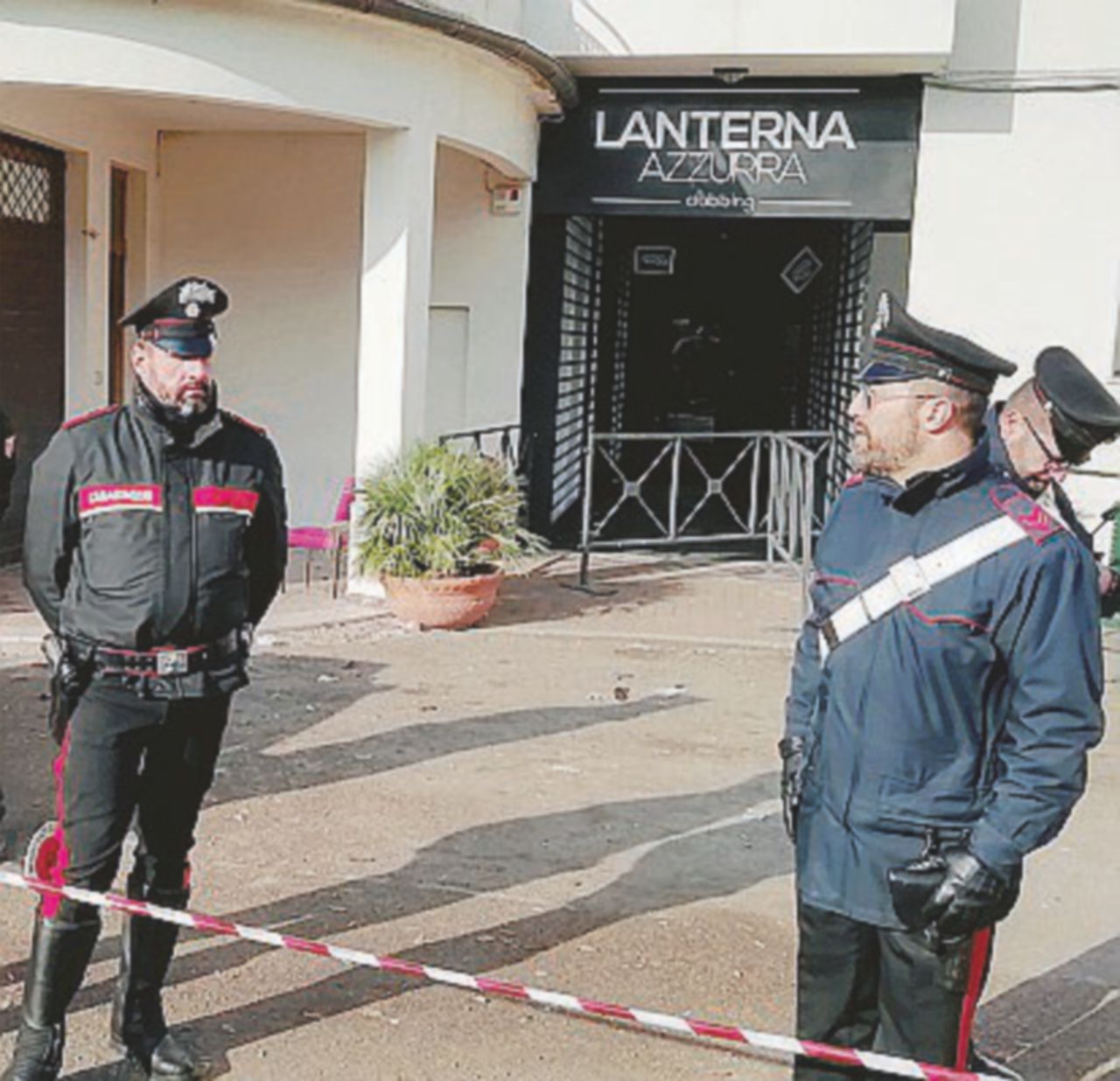 - I sigilli al locale - Ansa “Tutte le altre porte erano chiuse, avevano paura che entrassero ancora più spettatori”