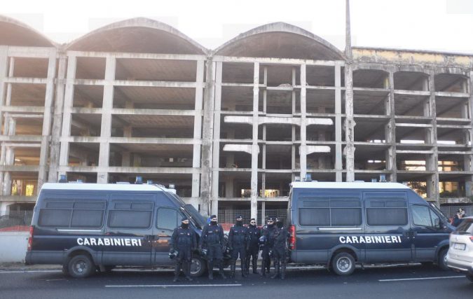 Roma, sgombero all'ex fabbrica di penicillina/ Momenti di tensione,  occupanti in rivolta