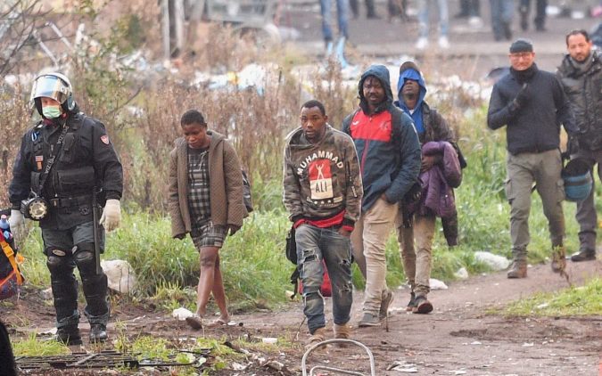 Roma, sgombero all'ex fabbrica di penicillina/ Momenti di tensione,  occupanti in rivolta