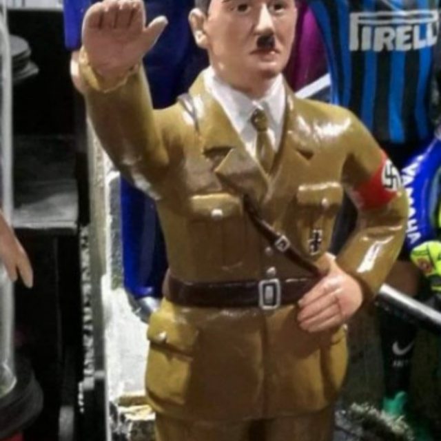 Napoli, tra le statuine del presepe di san Gregorio Armeno spunta quella di Hitler. Su Twitter: “Vergogna”