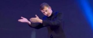 Copertina di Formula1, Raikkonen sul palco della serata di gala ride e abbraccia tutti. Sui social: “Kimi, hai bevuto troppo?”