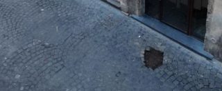 Copertina di Roma, strappate 20 pietre d’inciampo in memoria degli ebrei deportati. Pm: “Furto aggravato da odio razziale”