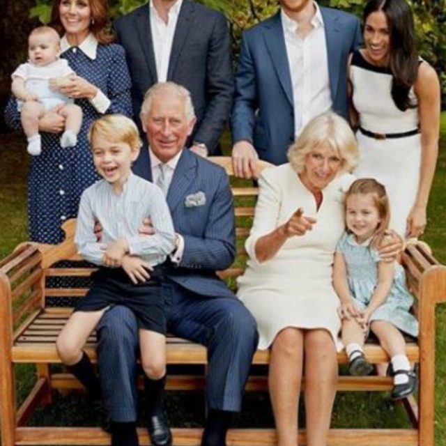 William, Kate Middleton, Harry e Meghan Markle hanno il loro gruppo Whatsapp. Ma non sono gli unici della Famiglia Reale…