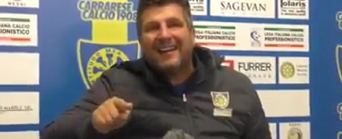 Copertina di Carrara, Silvio Baldini è una furia. L’allenatore della Carrarese contro il sindaco: “Mi fanno un cazzo i grillini…”