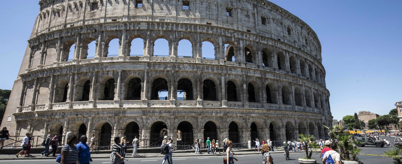 Roma, stacca un pezzo dal Colosseo e se lo mette in tasca: turista denunciato